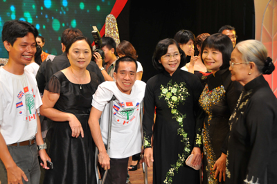 Recaudan fondos para víctimas del agente naranja y discapacitados