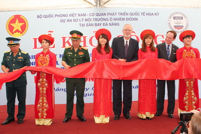 Vietnam y EEUU colaboran en limpieza de suelos regados con dioxina en Danang