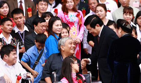 Vietnam atiende a los discapacitados y niños huérfanos