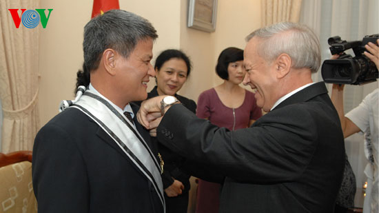 Diplomático vietnamita condecorado con máxima Orden de Mérito de Rumania