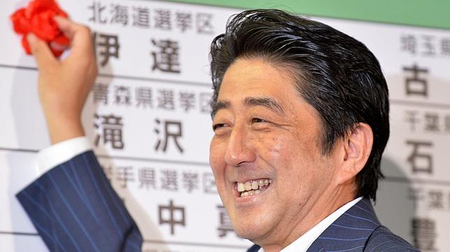 Gana el primer ministro Shinzo Abe elecciones parciales del Senado japonés