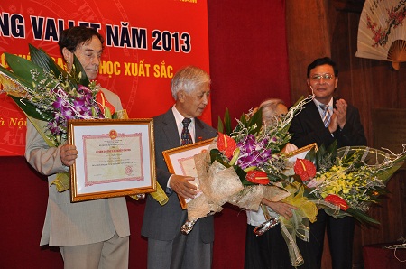 Entregan becas Odon Vallet a alumnos e investigadores jóvenes vietnamitas