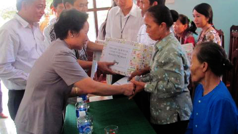 Vicepresidenta vietnamita entrega obsequios a personas desfavorecidas en Son La