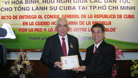 Entregan sello al cónsul general cubano