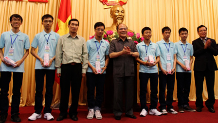 Dirigente del Parlamento elogia logros destacados de alumnos en el estudio