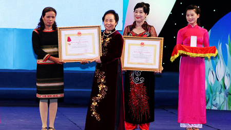 15 grupos e individuos femeninos honrados por sus aportes sociales en 2013