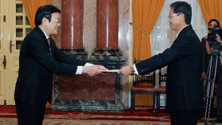 Presidente de Vietnam recibe nuevos embajadores en Hanoi