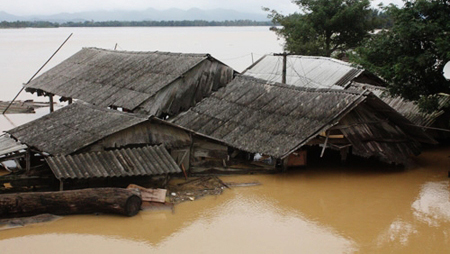 Centro de Vietnam sufre pérdidas más graves a causa de inundaciones y torrentes