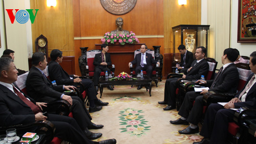 Vietnam y Singapur abogan por estrechar nexos populares bilaterales