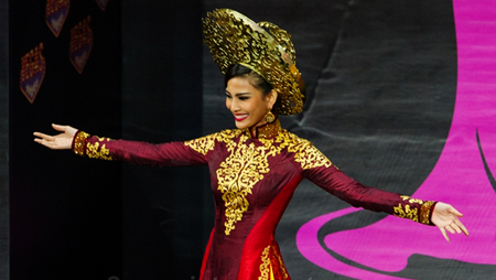 Áo dài de Vietnam destaca en Miss Universo 2013