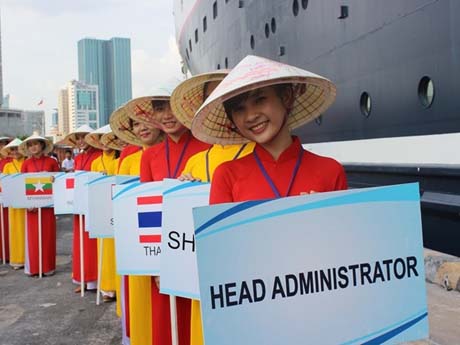 Jóvenes de Sudeste Asiático y Japón estudian cultura vietnamita