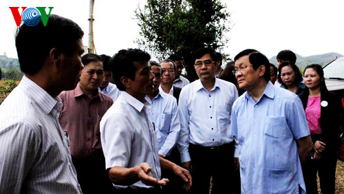 Presidente Truong Tan Sang visita victimas de inundaciones en Quang Ngai