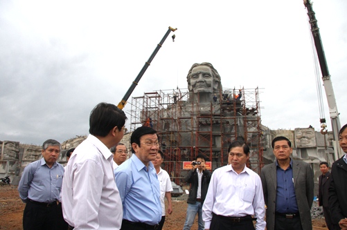 Presidente Truong Tan Sang revisa construcción del monumento a madre heroína