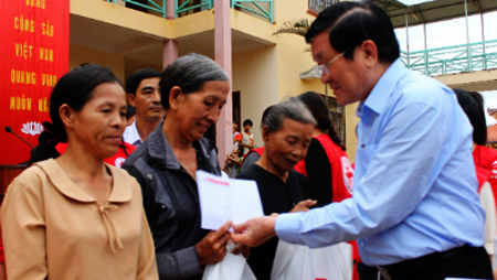 Presidente visita y entrega presentes a damnificados de inundaciones en Quang Nam