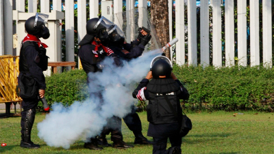 Policía tailandesa emplea gases lacrimógenos contra manifestantes en Bangkok