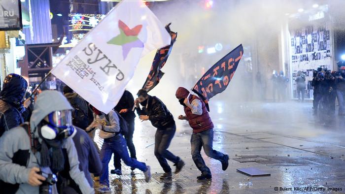 Turquía: más renuncias, protestas y represión alimentan crisis