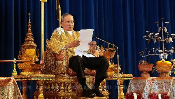 Exhorta rey tailandés a solución pacífica de crisis política