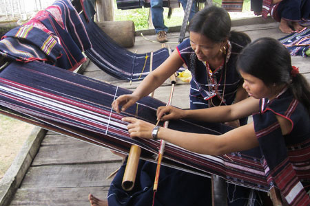 Tejido de brocado del pueblo Ê-đê