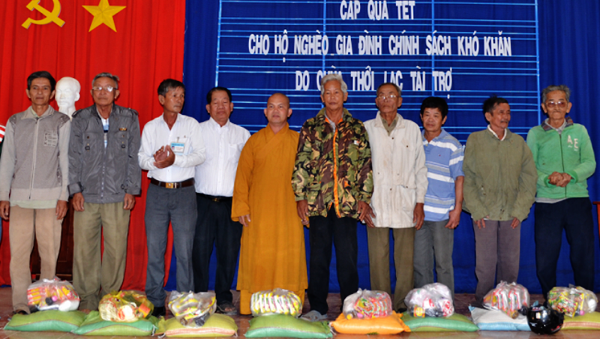 Apoyo económico para los pobres en ocasión del Tet 2014