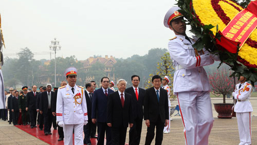 Dirigentes de Vietnam visitan Mausoleo Ho Chi Minh