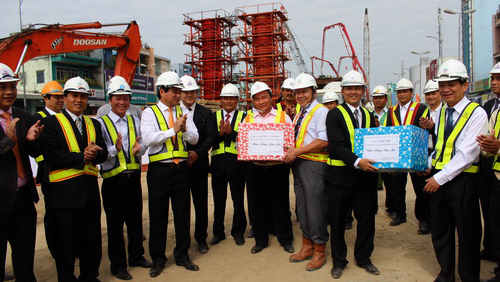 Vicepremier Nguyen Xuan Phuc  felicita a constructores