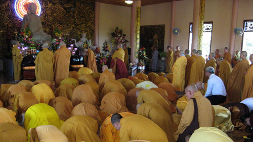 Ruegan por seguridad en Instituto Budista de Contemplación en Francia
