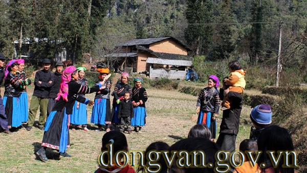 Meseta de piedra Dong Van atrae miles de visitantes en los primeros 3 días del Tet 2014