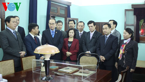 Presidente del Frente Patriótico rinde homenaje al líder Ho Chi Minh