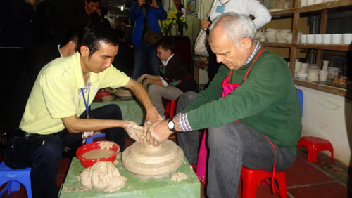 Diplomáticos extranjeros participan en “Paseo primaveral amistoso 20l4”