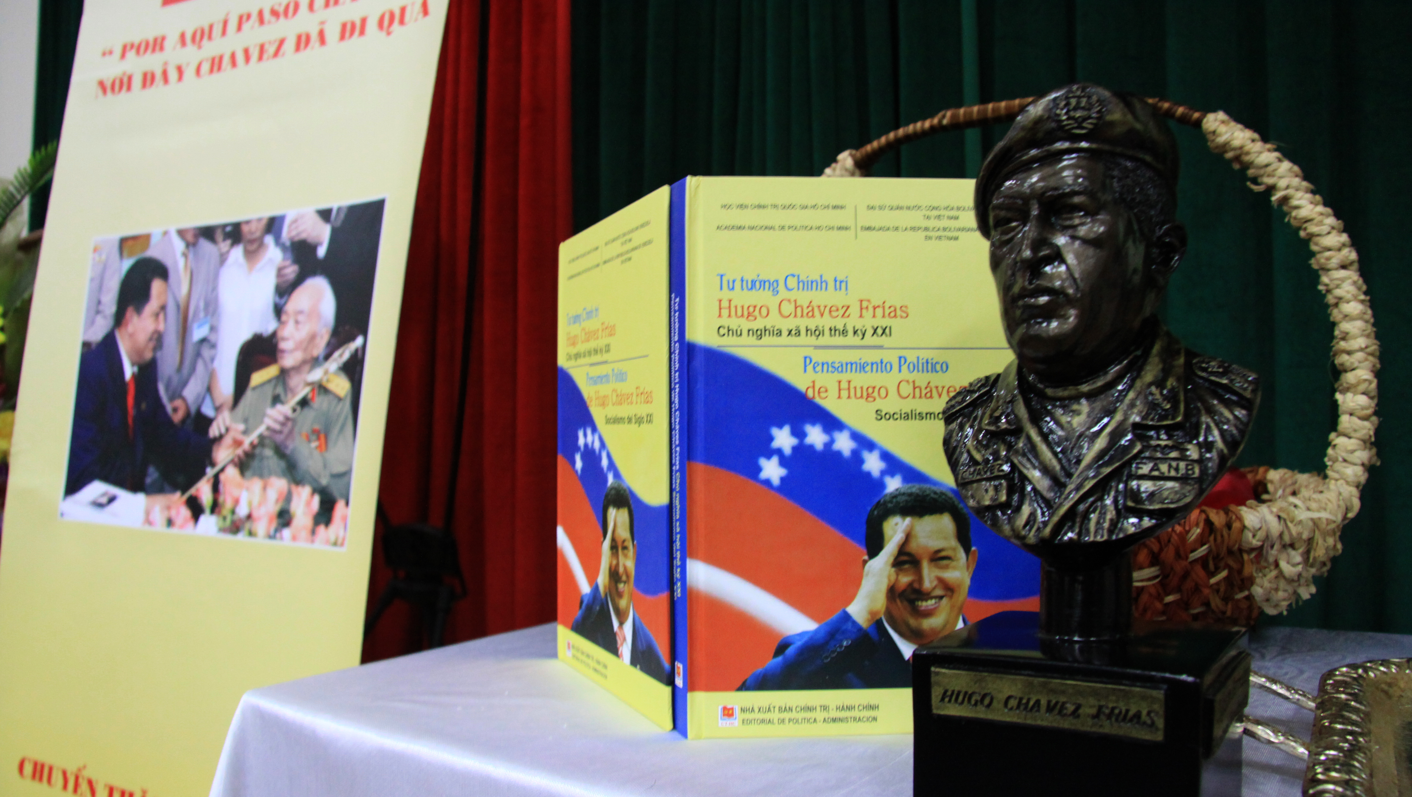 Presentación de un libro sobre pensamiento político de Hugo Chávez en su homenaje