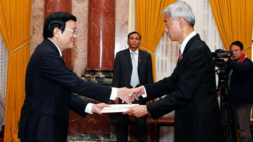 Vietnam da bienvenida a nuevos embajadores extranjeros