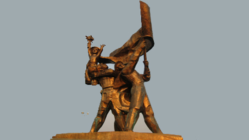 Entusiasmados vietnamitas en saludar aniversario 50 de victoria de Dien Bien Phu