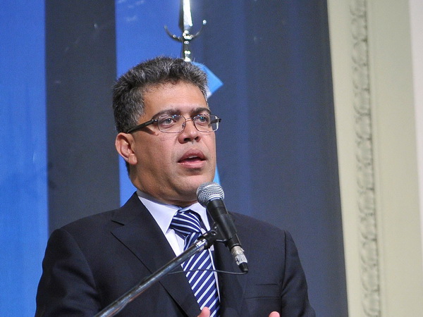 Urge canciller venezolano a conversaciones de paz