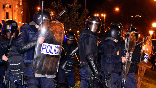 Protestan en Madrid dispersión violenta de manifestaciones