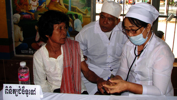 Un grupo de facultativos voluntarios para los necesitados