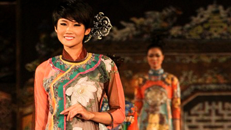 Prosigue lucido VIII Festival cultural de Hue 2014