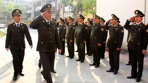 Ministro de Seguridad Pública visita monumento de la madre heroína vietnamita