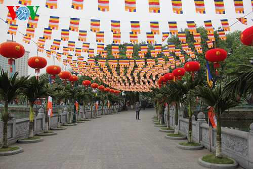 Comienzan el Día de Vesak 2014