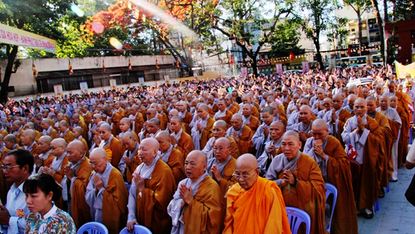 Vietnam celebra el nacimiento de Buda y reza por la paz en el Mar Oriental
