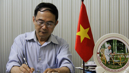 Profesor que realiza trabajos caritativos