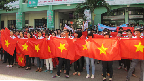 Jóvenes y artistas vietnamitas denuncian violación china a soberanía nacional