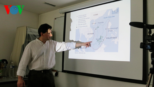 Tertulia sobre Mar Oriental en el anfiteatro de la Universidad pedagógica de Lyon, Francia