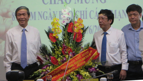 Honran la prensa revolucionaria y los periodistas de Vietnam