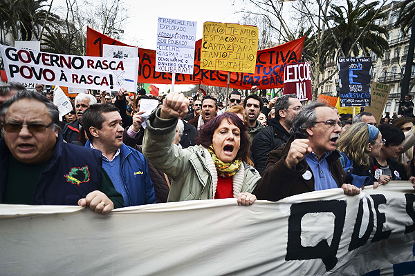 Aumentan manifestaciones contra políticas de austeridad en Portugal