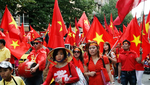Compatriotas en Alemania marchan en protesta por la infracción china en el Mar Oriental