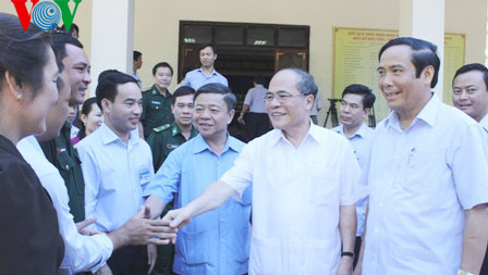 Presidente del Parlamento vietnamita con electores de Ha Tinh
