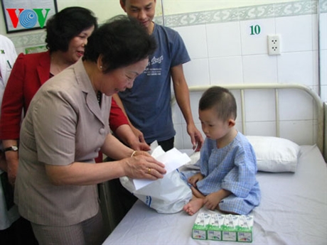 Vicepresidenta entrega regalos para pacientes infantiles en Da Nang