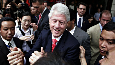 De visita en Vietnam ex presidente Bill Clinton