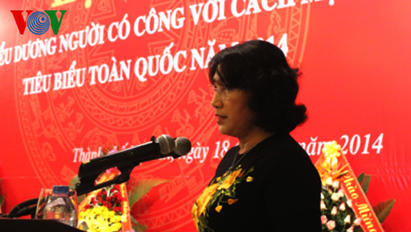 Reconocimiento y gratitud a vietnamitas meritorios del año 2014