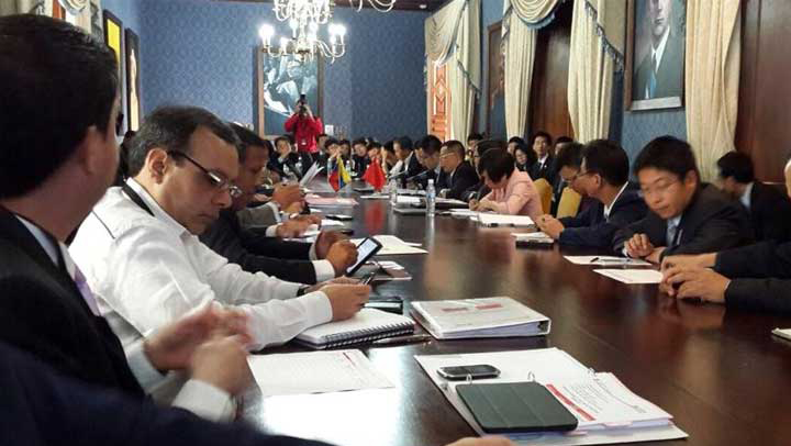 Venezuela y China promueven cooperación en economía y comercio